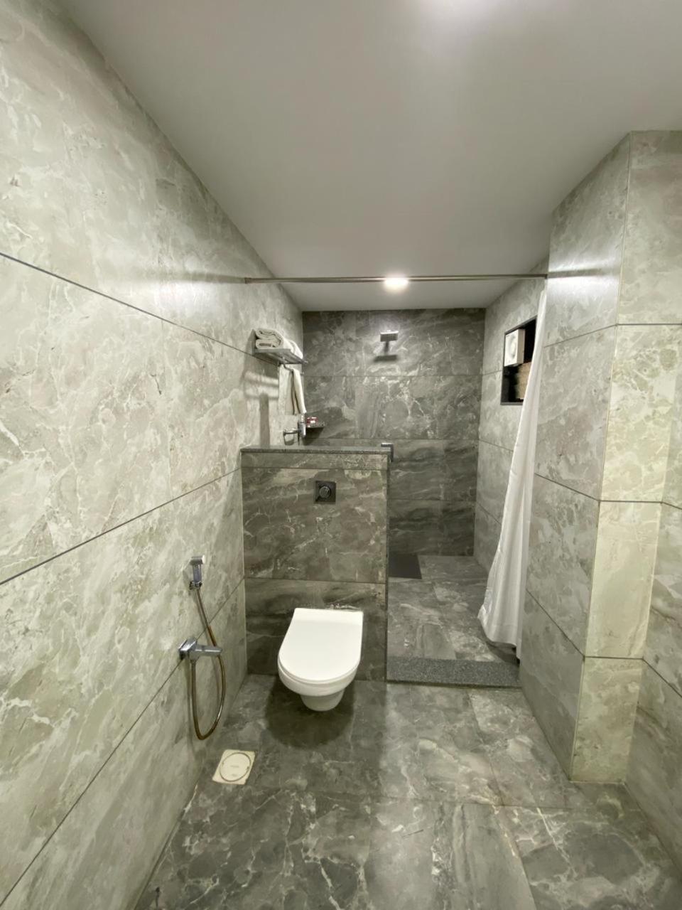Lords Eco Inn Navsari Buitenkant foto