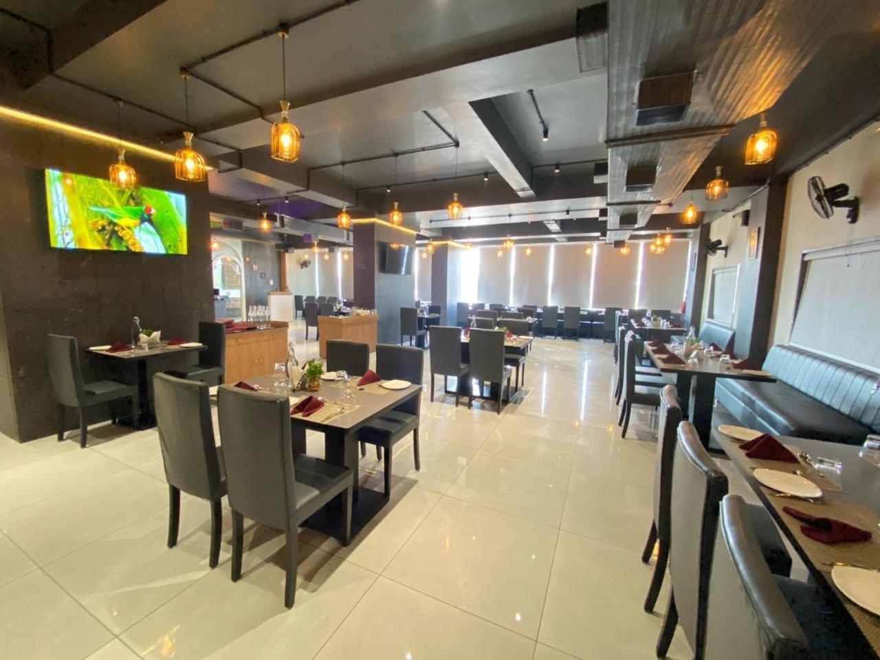 Lords Eco Inn Navsari Buitenkant foto