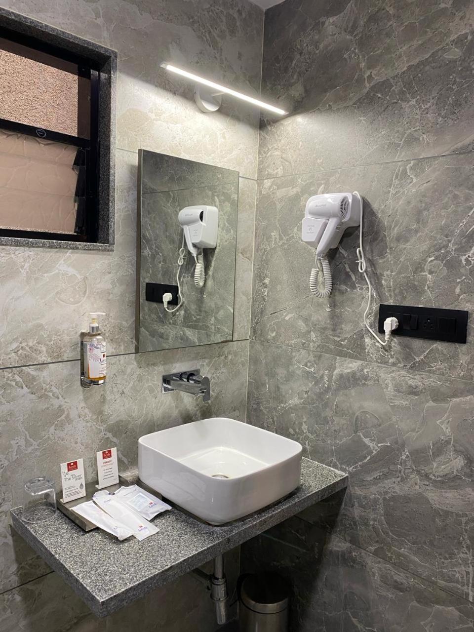 Lords Eco Inn Navsari Buitenkant foto